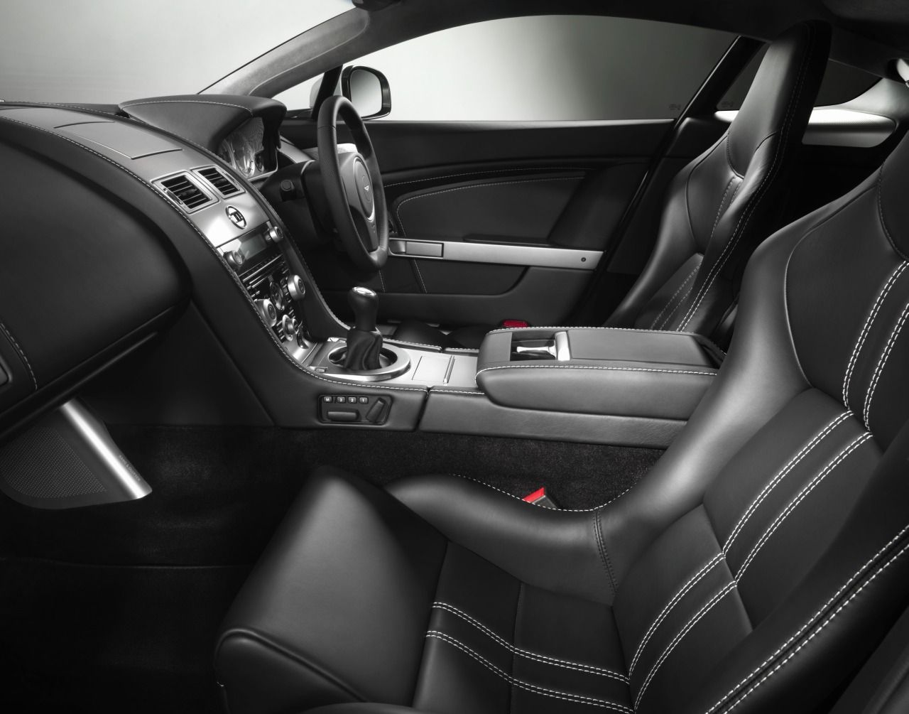 Aston_Martin_V8_Vantage_2010_02.jpg