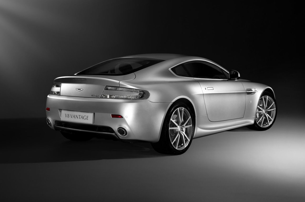 Aston_Martin_V8_Vantage_2010_03.jpg