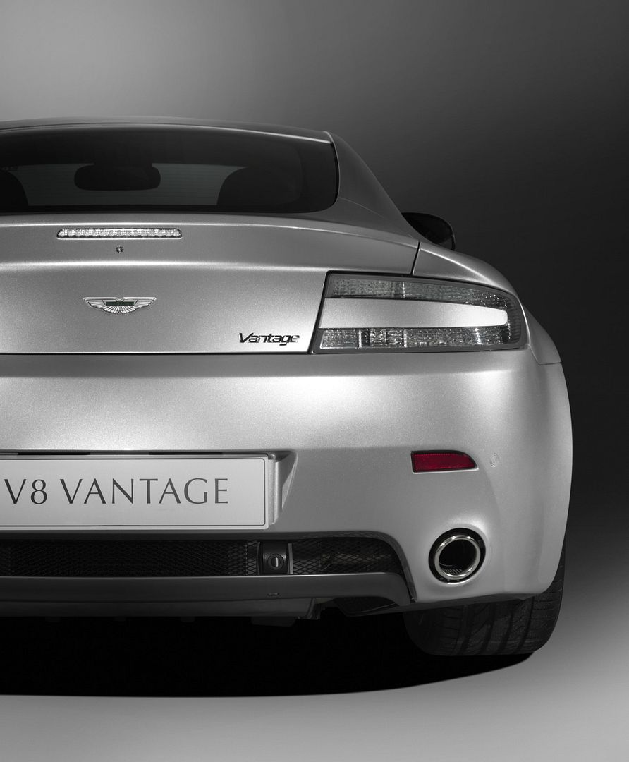 Aston_Martin_V8_Vantage_2010_04.jpg