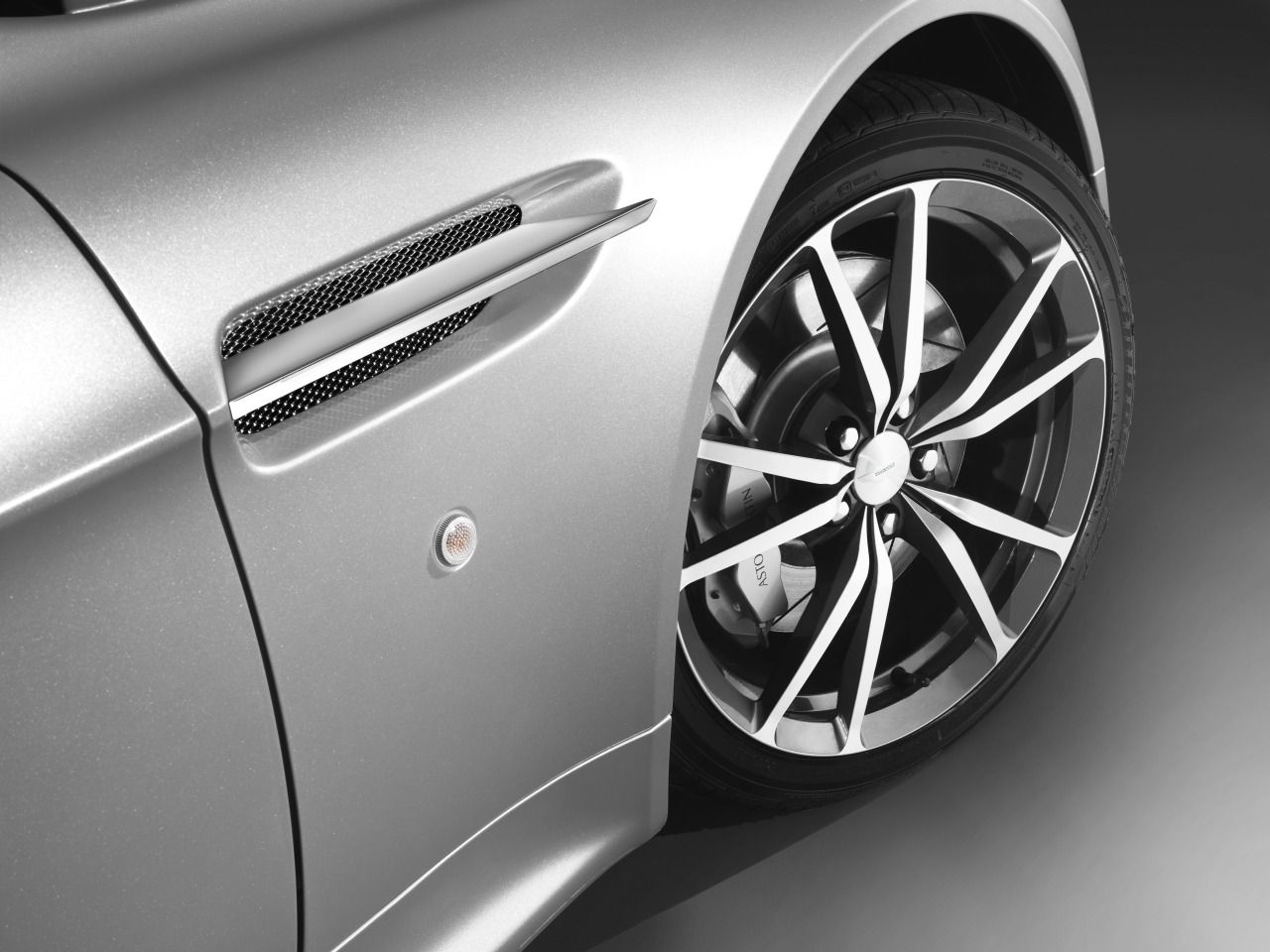 Aston_Martin_V8_Vantage_2010_06.jpg