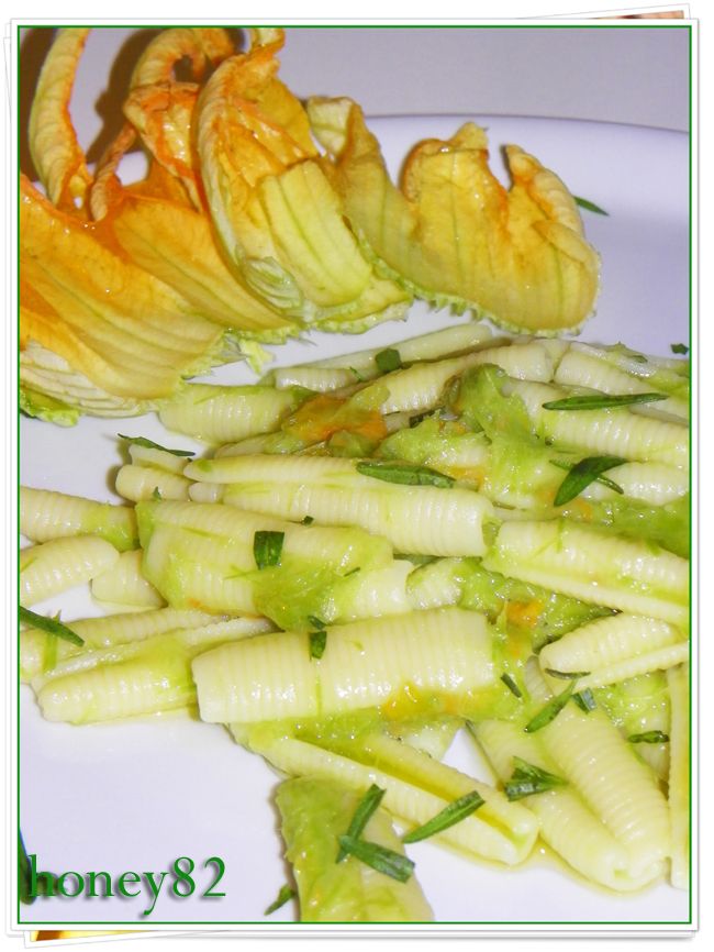 pasta in salsa di asparagi e fiori di zucchina
